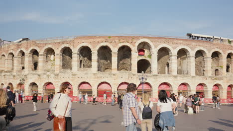 Touristen-Spazieren-An-Der-Antiken-Arena-Von-Verona-In-Italien-Vorbei