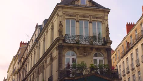 Architecture-details-of-historic-buildings-in-Nantes,-France