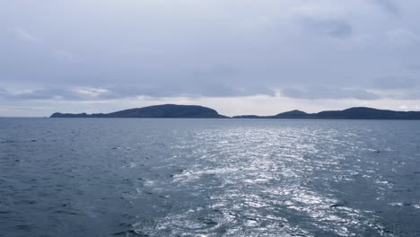 Vista-Desde-El-Ferry-De-Pasajeros-Desde-Barra-Con-Vistas-Al-Océano-Y-A-La-Isla-De-South-Uist-En-Las-Hébridas-Exteriores-De-Escocia,-Reino-Unido