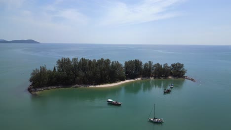hot-summer-day-seratosa-island-beach-and-boats