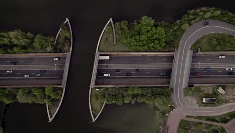 Stabile-Luftaufnahme-Von-Oben-Nach-Unten-Einer-Unter-Wasser-Liegenden-Autobahn-Mit-Verkehr,-Der-Unter-Dem-Veluwemeer-Aquädukt-Hindurchfährt,-Von-Oben-Gesehen