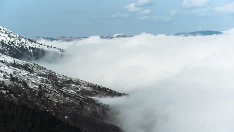 Time-lapse-Nubes-Blancas-De-Niebla-Flotando-Por-Un-Día-Soleado-En-La-Ladera-De-Una-Montaña