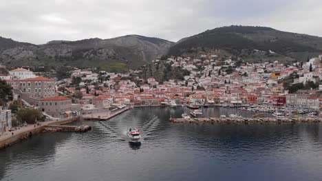 Ferry-Boat-Leaving-The-Port-Of-Hydra-Town-In-Saronic-Islands-Of-Greece,-Aegean-Sea
