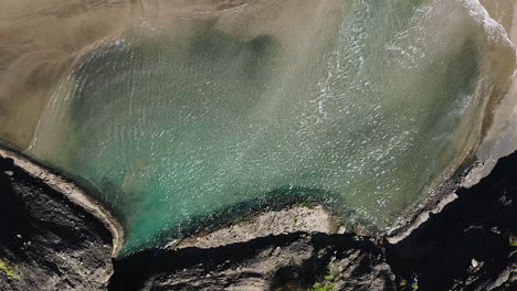 Playa-De-Piha-En-Nueva-Zelanda,-Costa-Salvaje-Rocosa-Y-De-Arena-Negra,-Vista-Aérea-De-Arriba-Hacia-Abajo