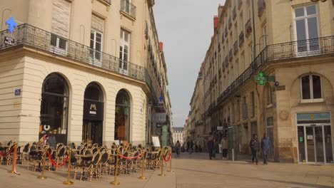Toma-Diurna-De-La-Plaza-Graslin-En-Nantes,-Que-Muestra-La-Elegante-Arquitectura-Y-Una-Animada-Escena-Callejera-Con-Cafés.
