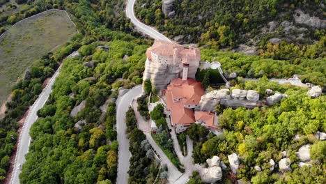 Schöne-Aufnahme-Eines-Auf-Einem-Felsen-Erbauten-Klosters