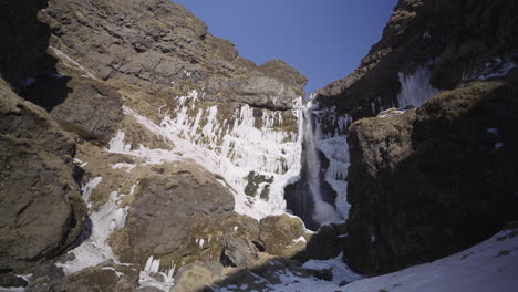 Versteckter-Wasserfall-Canyon-In-Island-An-Einem-Sonnigen-Tag-Mit-Schnee-Und-Eis