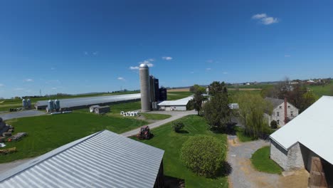 Drohnenaufnahme-Eines-Bauernhauses-Mit-Scheune,-Getreidesilo-Und-Stallungen