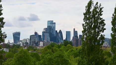 Mirando-Hacia-El-Centro-De-Londres-Desde-El-Parque-Ecológico-Stave-Hill,-Reino-Unido