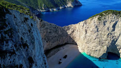 Navagio-Strand-Mit-Einem-Schiffswrack-Und-Türkisfarbenem-Wasser-In-Zakynthos,-Ionische-Inseln,-Griechenland