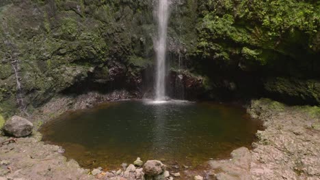 Vuelo-De-Drones-Sobre-Una-Cascada-En-Madeira-Portugal