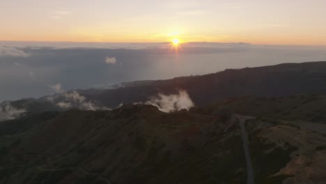 Drohnenflug-über-Die-Berge-Bei-Sonnenuntergang-Auf-Madeira,-Portugal