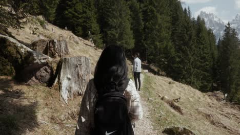 Excursionistas-Caminando-Por-El-Sendero-De-La-Montaña-Hasta-Los-Alpes-Dolomitas-En-Italia