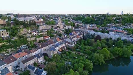 Paisaje-Urbano-De-Poitiers-Con-El-Río-Clain-Y-La-Escuela-Coligny-Cornet-Al-Fondo,-Francia