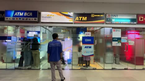 People-is-waiting-on-the-ATM-Center