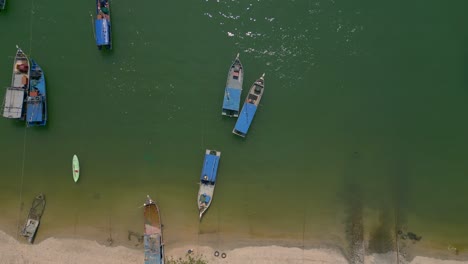 Heißer-Sommertag,-Strand-Und-Boote-Auf-Seratosa-Island