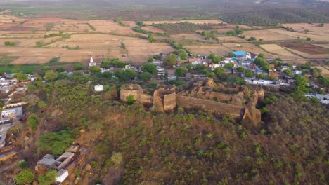 Toma-Aérea-De-Un-Antiguo-Fuerte-O-Castillo-Indio-En-Una-Aldea-Rural-De-Gwalior-Madhya-Pradesh,-India