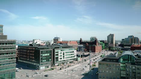 Stadtbild-Von-Malmö-Mit-Verkehr-Auf-Großer-Kreuzung-Und-Blick-Auf-Das-Zentrum