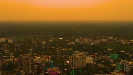 Vista-Aérea-Post-Apocalíptica-De-La-Ciudad-Abandonada-Con-Un-Ambiente-De-Puesta-De-Sol-De-Radiación-Naranja