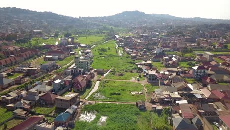 Zona-Verde-Con-Canal-Y-Puentes,-Calles-De-Bukasa-En-Kampala,-Uganda