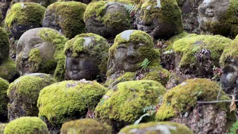 Estatuas-Rakan-Sonriendo-A-La-Cámara-En-El-Templo-Otagi-Nenbutsuji-En-Kioto,-Japón