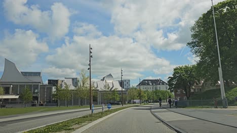 POV-Fahrt-In-Der-Innenstadt