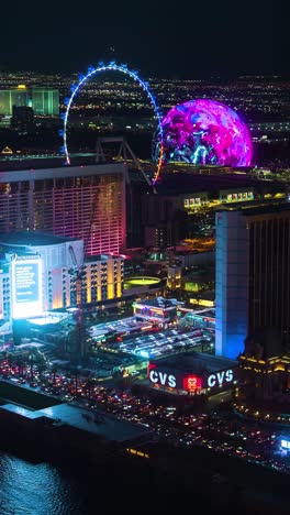 Vertikaler-4K-Zeitraffer,-Las-Vegas-Strip-Bei-Nacht,-Kugel,-High-Roller-Riesenrad-Und-Grelle-Lichter