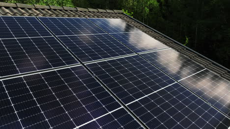 Reihe-Reflektierender-Sonnenlicht-Energiekollektoren-Auf-Einem-Netzunabhängigen-Haus-–-Drohnenaufnahme