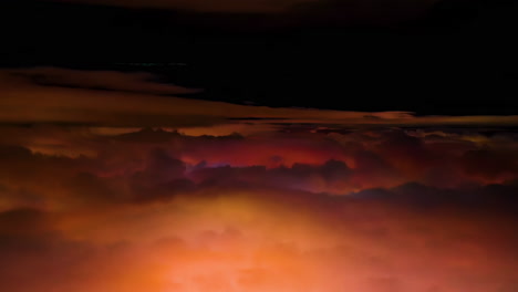 Panorama-Horizont-Des-Brennenden-Sonnenuntergangshimmels,-Riesige-Wolken-über-Der-Modernen-Stadt-Und-Den-Wolkenkratzern