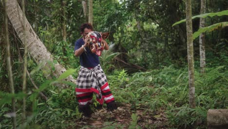 La-Bailarina-Balinesa-Se-Ríe-Cuando-La-Máscara-De-Barong-Bangkung-Se-Rompe-Durante-El-Baile,-Convirtiéndolo-En-Un-Momento-Lúdico-Que-Aumenta-El-Encanto-De-La-Actuación.