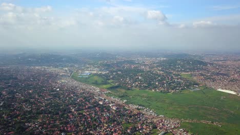 Amplia-Vista-Aérea-De-La-Zona-Poblada-De-Bukasa-Y-Kampala,-Uganda.
