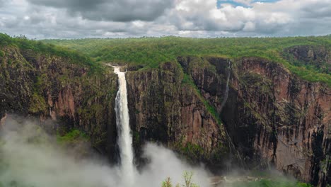 Zeitraffer,-Wallaman-Falls,-Queensland,-Australien,-Natursehenswürdigkeiten-Und-Landschaft-Unter-Tiefen-Wolken