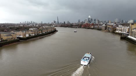 Barco-Turístico-Sobre-El-Río-Támesis-Drone,antena-Londres-Reino-Unido