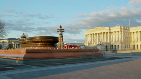 Macizos-De-Flores-Frente-Al-Edificio-Del-Capitolio-De-Los-EE.-UU.-Despiertan-Bajo-La-Luz-Del-Sol-Del-Amanecer