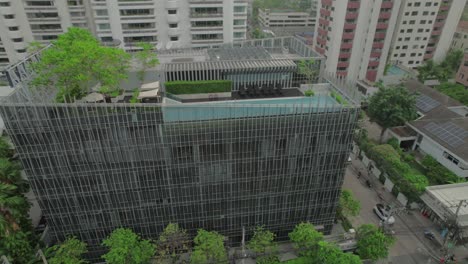 Aerial-Pan-shot-of-Somerset-Maison-Asoke-Hotel-in-Bangkok-city,-Thailand