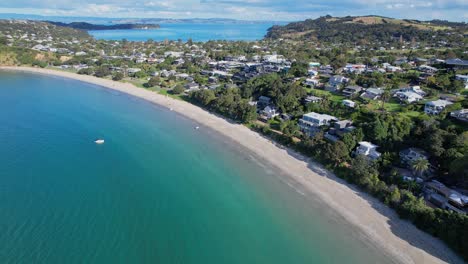 Suburbios-Costeros-De-Big-Oneroa-Beach-En-La-Isla-Waiheke-Cerca-De-Auckland,-Isla-Del-Norte,-Nueva-Zelanda