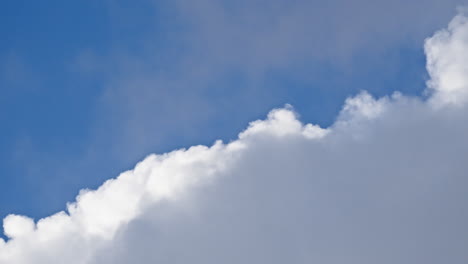 Helle-Cumulus-Wolken-Ziehen-In-Einem-Beruhigenden-Zeitraffer-Sanft-über-Einen-Strahlend-Blauen-Himmel