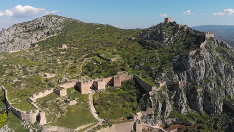 Ruinas-De-La-Fortaleza-De-Acrocorinto-Sobre-Roca-Monolítica-En-La-Antigua-Ciudad-De-Corinto-En-La-Acrópolis,-Grecia