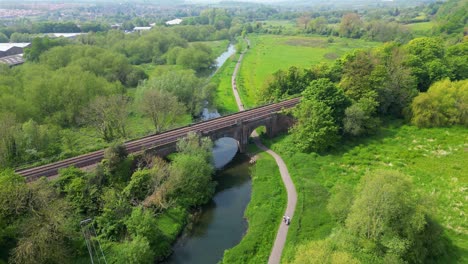 Disparo-De-Un-Dron-Que-Muestra-Un-Viaducto-Sobre-El-Río-Stour-En-Las-Afueras-De-Canterbury.