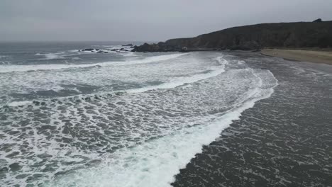 Auf-Vielen-Wellen-Des-Strandes-Von-Huaquen,-Nordküste-Von-Chile