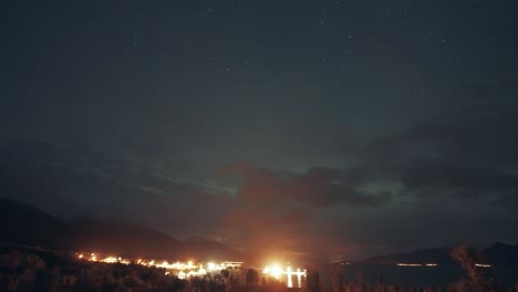 Luces-Del-Norte-En-El-Cielo-Nocturno-Sobre-El-Ort-Brillantemente-Iluminado-Y-El-Fiordo