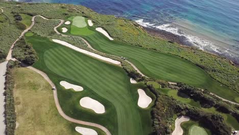 Vista-Aérea-Del-Campo-De-Golf-Frente-Al-Mar-En-Los-Ángeles,-California,-Con-El-Océano-Pacífico-Y-Aguas-Cristalinas-En-Un-Día-Cálido-Y-Soleado.