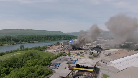 Weite-Luftaufnahme-Eines-Großen-Feuers-Auf-Einem-Schrottplatz-In-Chattanooga,-Tennessee