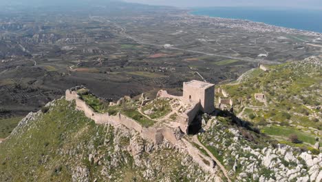 La-Fortaleza-De-Acrocorinto-Sobre-Una-Roca-Escarpada-Cerca-De-La-Antigua-Ciudad-De-Corinto-En-El-Sur-De-Grecia