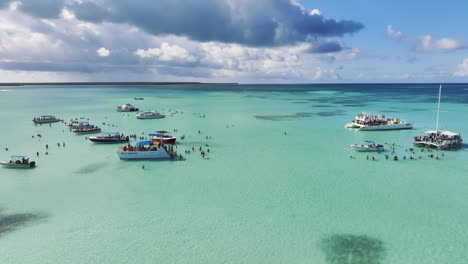 Yacht-Und-Katamaran-Mit-Touristen,-Die-Im-Kristallklaren-Wasser-Des-Meeres-In-Der-Dominikanischen-Republik-Schwimmen