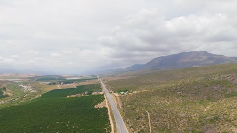 Amplia-Toma-De-Drones-De-Una-Granja,-Una-Carretera-Principal-Y-Una-Montaña-En-Cederberg,-Ciudad-Del-Cabo