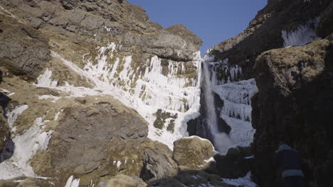 Kaukasier-Mittleren-Alters-Zu-Fuß-Durch-Den-Wasserfall-Canyon,-Island