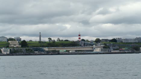 Faro-Plymouth-Inglaterra-En-Barco-Temperamental-Cielo-Nublado