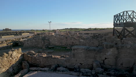 Ruinas-De-Piedra-Desgastada-Y-Senderos-En-El-Sitio-Arqueológico-De-Kato-Pafos,-Insinuando-El-Diseño-De-Edificios-Antiguos---Lugar-Popular-En-Pafos