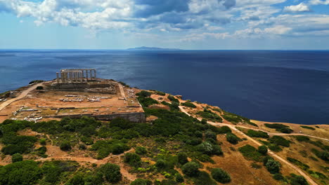 Vista-Aérea,-Templo-De-Poseidón-En-Ruinas-En-El-Sitio-Arqueológico-De-Sounion,-Grecia-En-Un-Día-Soleado